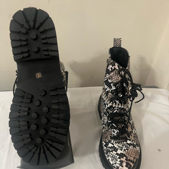 Pretty Little Thing Snake Diamante Detail Combat Ankle Boots Sz 9 - Picture 6 of 16